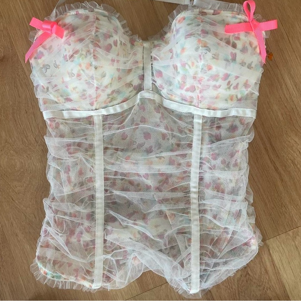 Strapless Y2K Victoria’s Secret corset top w/ flowers , bows, & butterflies. 36D